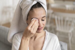 Independentemente do tipo diagnosticado, um cuidado necessário recomendado é a limpeza suave das pálpebras. Utilizar água ou soro fisiológico contribui para remover possíveis secreções e impurezas, aliviando a irritação ocular.